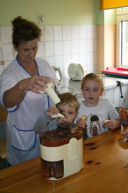 Kawałki owoców wędrują do sokowirówki 1