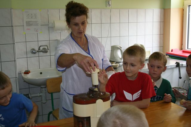 Kawałki owoców wędrują do sokowirówki 2