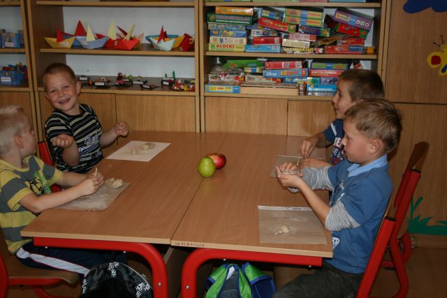 Chłopcy wytrwale pracują 1