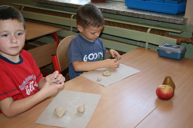 Chłopcy wytrwale pracują 2
