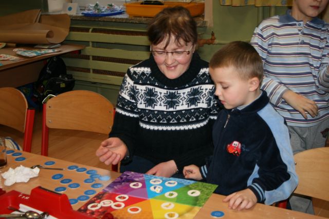 Kacper z mamą w czasie gry
