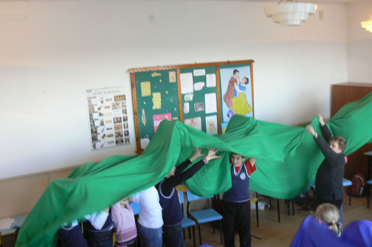 Pod zielonym daszkiem.