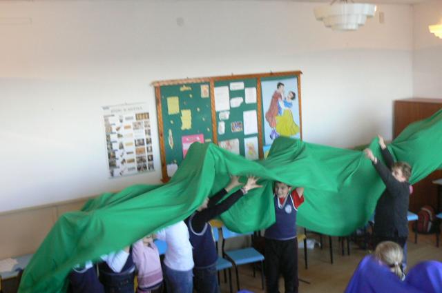 Pod zielonym daszkiem.