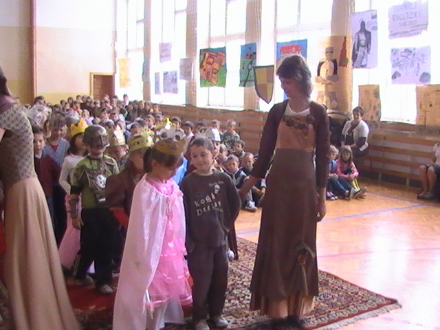 Klasa ,,0,, składa dary królowej.
