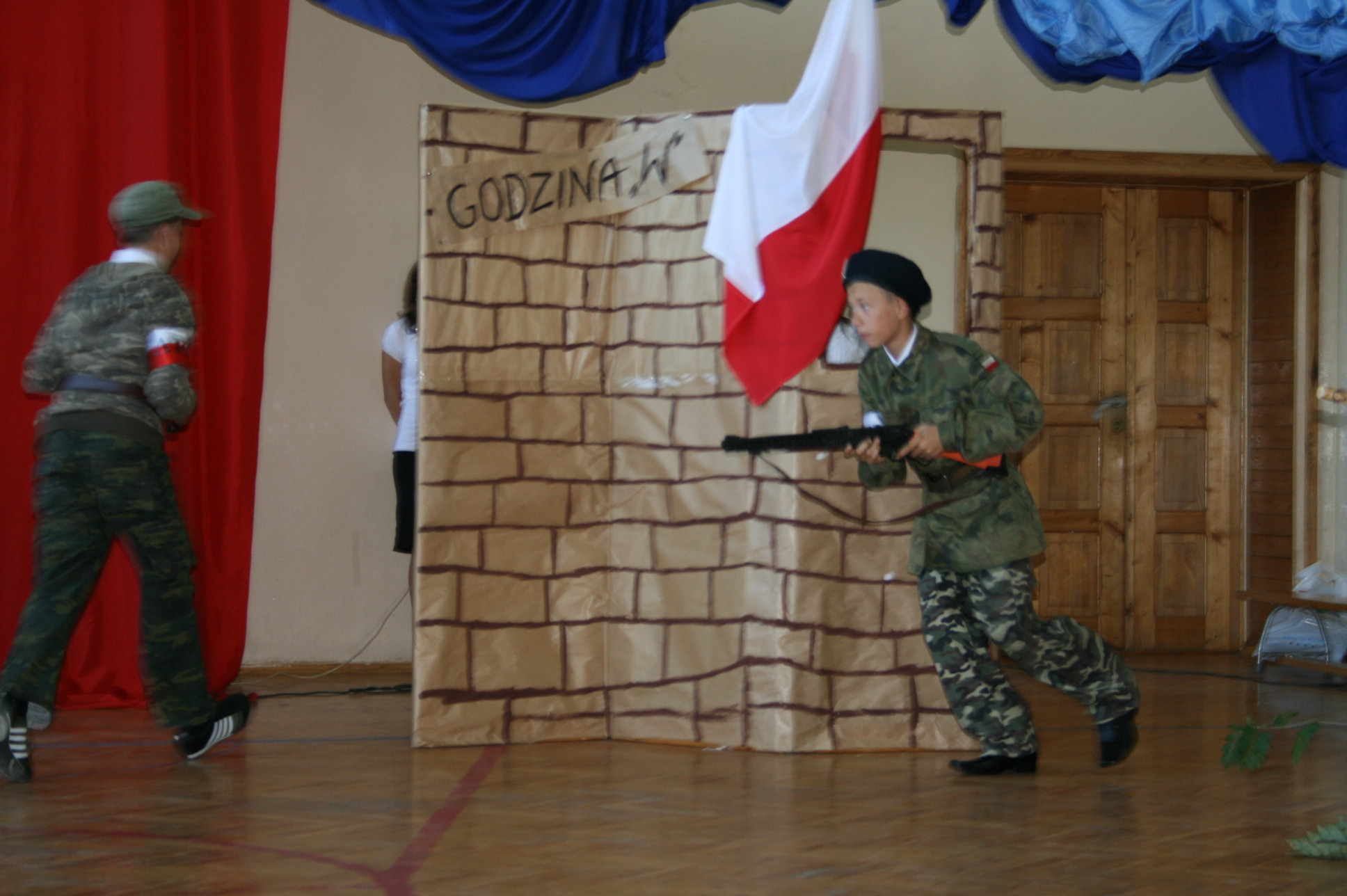 Prawdziwy żołnierz z karabinem.