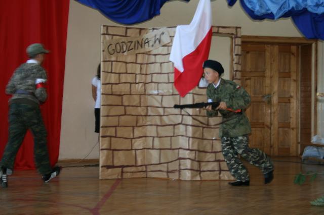 Prawdziwy żołnierz z karabinem.