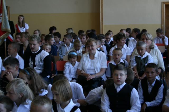 Wszyscy z zaciekawieniem oglądają spektakl.