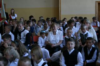 Wszyscy z zaciekawieniem oglądają spektakl.