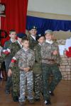 Chłopcy maszerują w rytm piosenki ''Warszawskie dzieci''