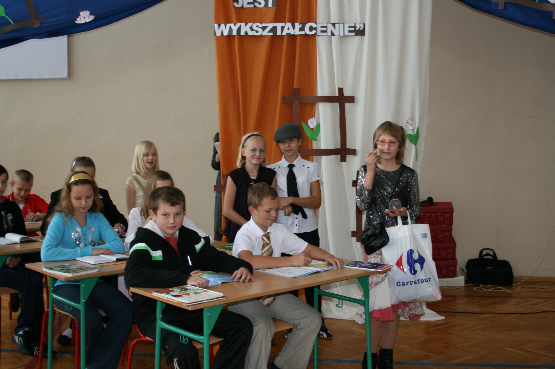 Scena w szkolnych ławkach