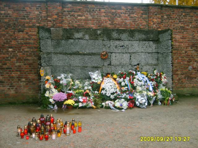 Tak zwana ,,Ściana śmierci'', pod którą rozstrzeliwano ludzi.