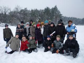 Cała klasa VI na pięknym krajobrazie mroźnej zimy