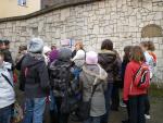 Pani przewodnik zapoznaje z Kulturą Żydowską.