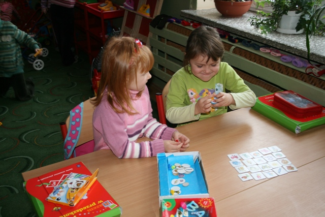 Kinga i Ola przy ulubionej grze