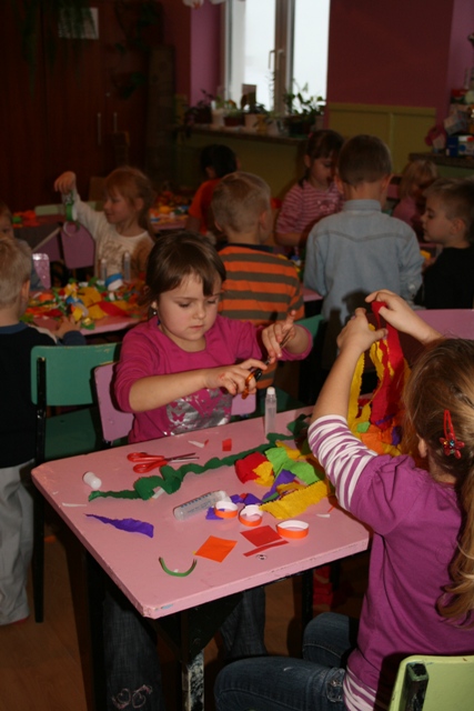 W czasie pracy nad "papierową choinką"