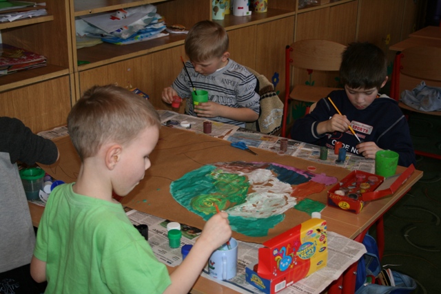Chłopcy z grupy II pracują w skupieniu