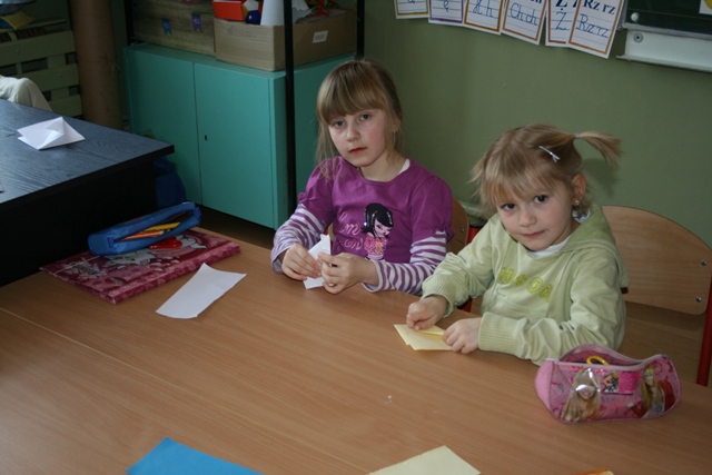 Zuzia i Nikola składają origami