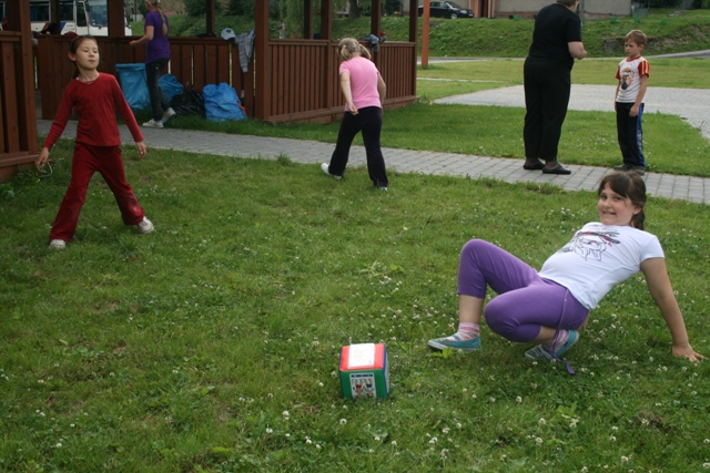 Zabawy na boisku w Trzyciążu