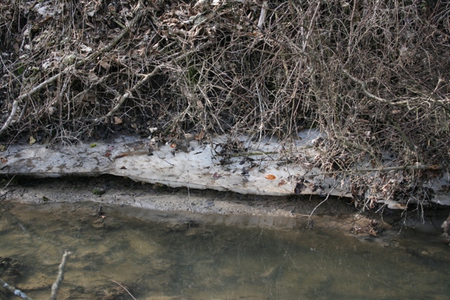 Przy brzegu zalega jeszcze śnieg